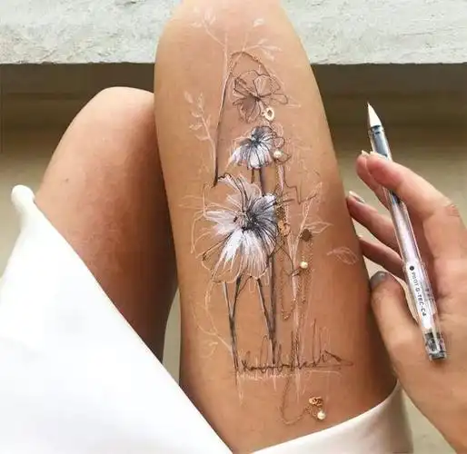 美女在自己的大腿上画画惊艳众人网友腿是好腿画更是好画