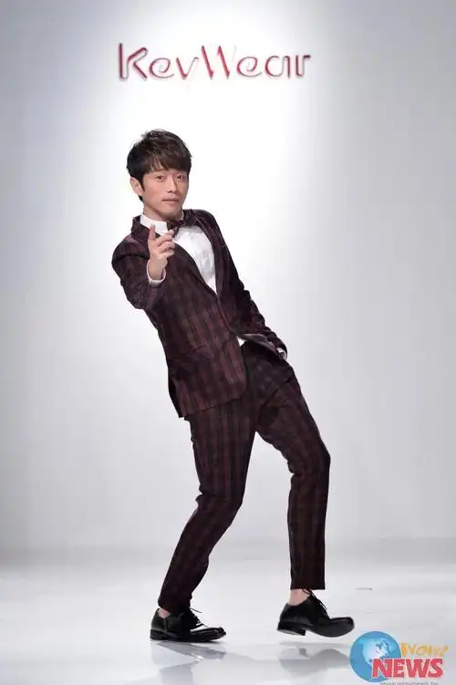 张栋梁走秀裤档异状好害羞 喻虹渊穿马甲挺胸治背驼