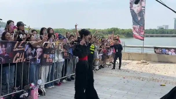 小鬼生日与粉丝合影