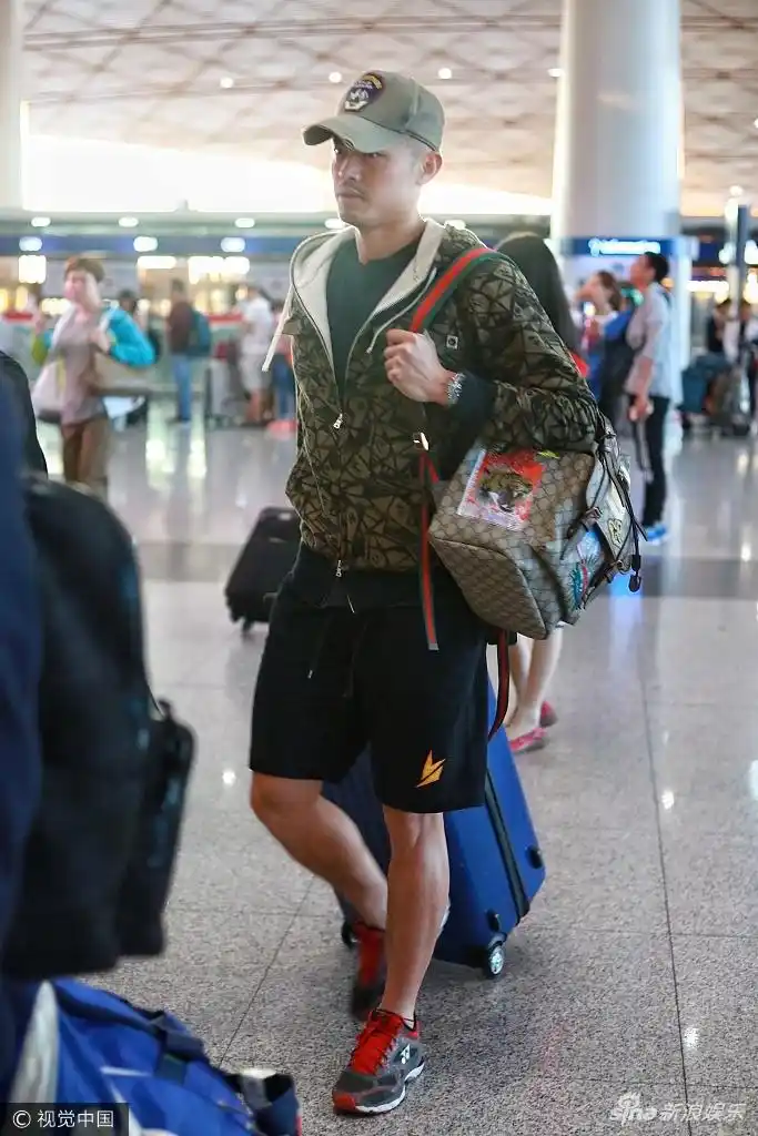 组图:林丹一身潮装独自亮相机场低头疾行