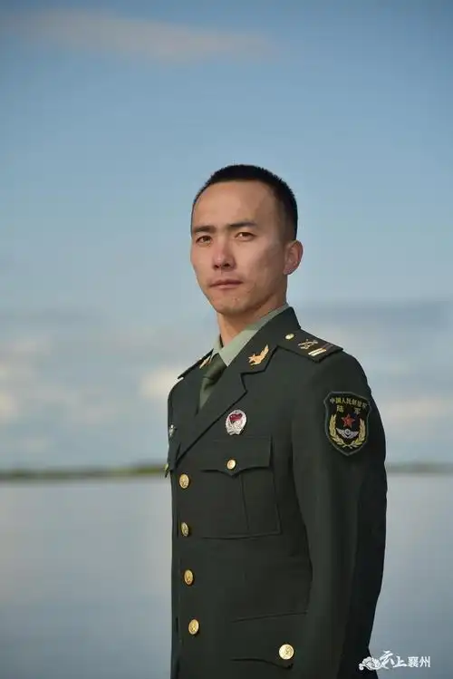 青春里有了军装的模样真酷