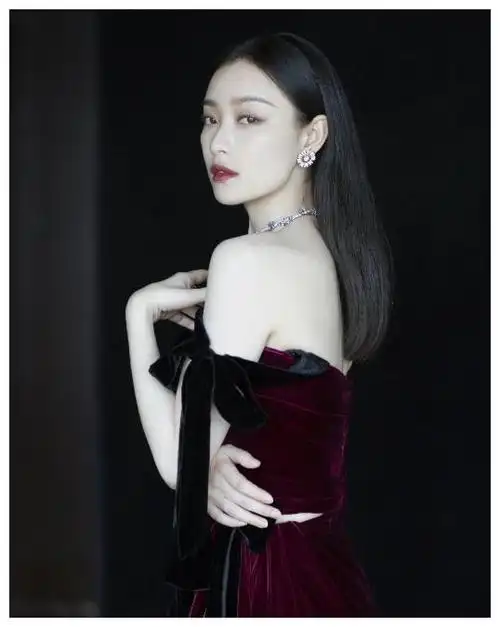 倪妮照片白的发光,肤色身材都让人羡慕,气质女神称号不是盖的