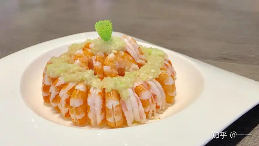 极为丰富的前菜精美八小碟囊括了冷热咸甜荤素,预示了这将是一场极为