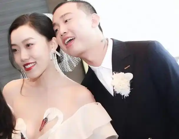 gai的儿子都这么大了越长越像妈父母恩爱的孩子果真笑颜多