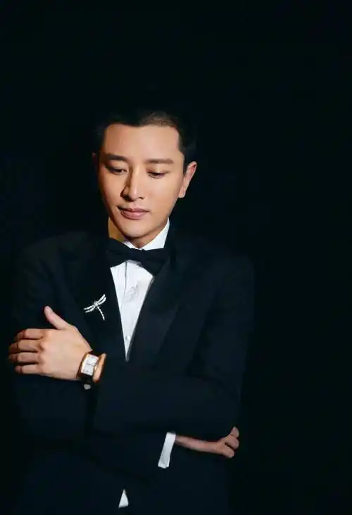 贾乃亮官宣新恋情了?前段时间,有八卦媒体拍到他和朋友聚餐的视频.