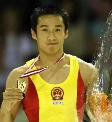 奥运冠军因女友诈骗5800万,被牵连退役,8年后归来成为了大校_肖钦_王