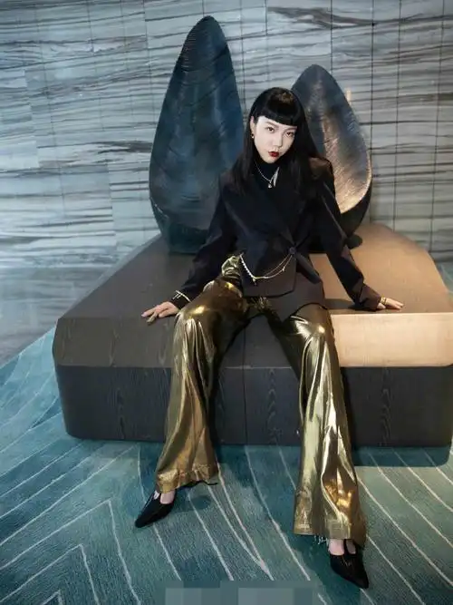 吴莫愁最新造型这么多年了她的铁刘海怎么还在啊