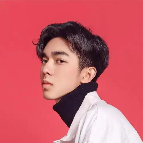 留短发中分发型的男生超级帅气!_头发