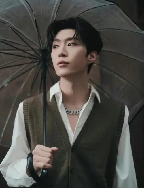 范丞丞雨天氛围写真忧郁王子清冷感十足