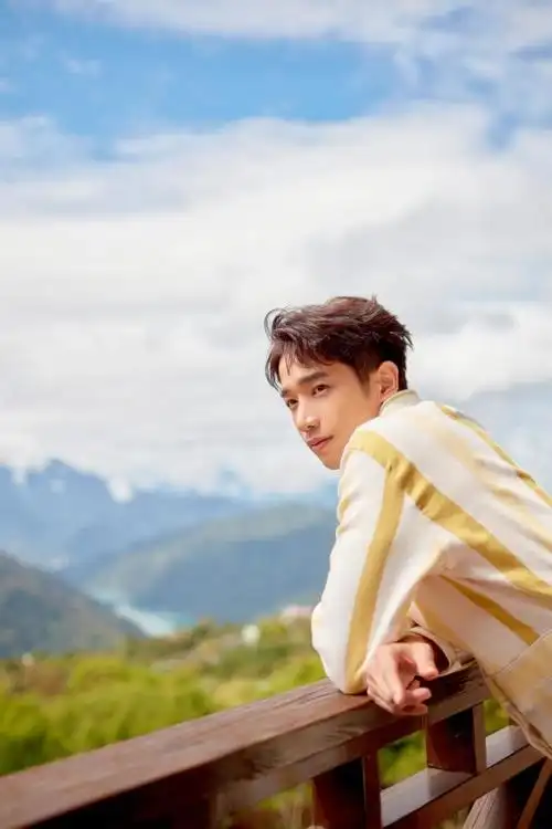 戏剧男神刘以豪跨界以歌手身份发布新专辑,推出首张个人ep《u》,新歌