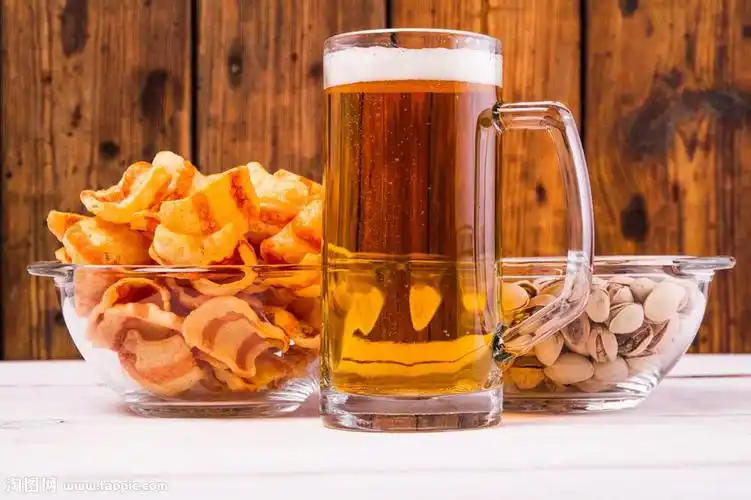 淘图网 图片素材 餐饮美食 酒水饮料 > 啤酒与开心果 6.