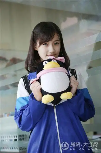 最美校服女生高晴晒健身照 清新质朴轻松炫腹