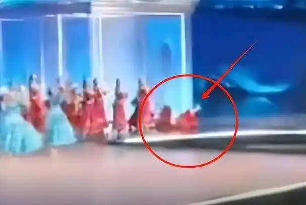 迪丽热巴春晚未播片段:意外摔倒后迅速起身,敬业风范!_舞台_表演_观众