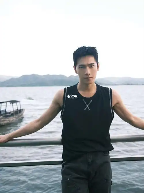 杨洋穿黑色无袖背心秀手臂肌肉侧颜帅气有型