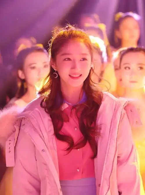 迪丽热巴和关晓彤再次同框合作,没想到两人私下称呼意外曝光!