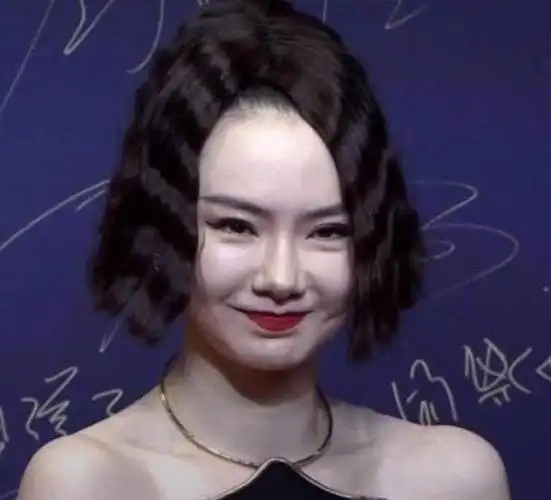 戚薇的美只能靠精修生图模样不忍直视一看就知是老阿姨