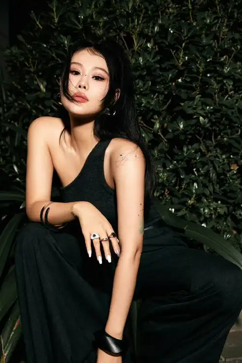 一条龙服务了,还一下子就唱了两首,再加上任贤齐,张杰,黄霄云,袁娅维