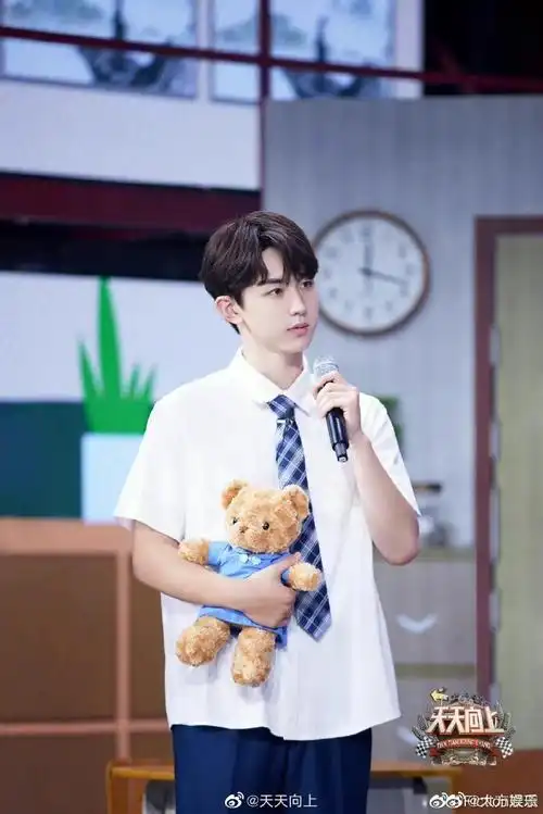 郭俊辰可以把校服焊身上吗##郭俊辰16岁校服照好青涩