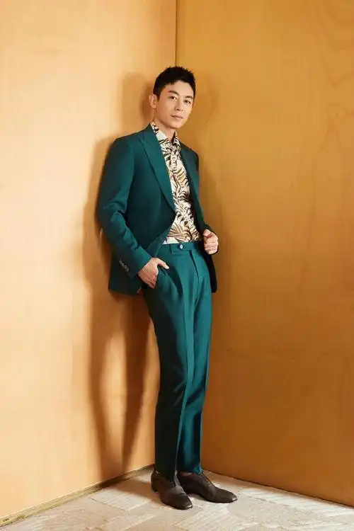 年近40的朱亚文身材还是那么好,一身军绿色休闲装,一点不油腻