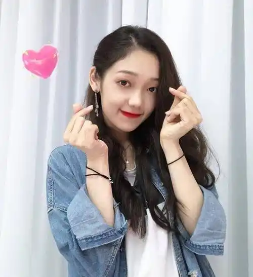 陈卓璇"璇言璇语"出圈,黑红体质成功逆袭,反超希林娜依高_张艺凡_热度