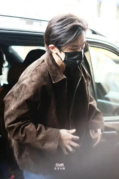 易烊千玺大背头发型绝杀,一个后脑勺都帅的我睡不着觉,眉眼好英气