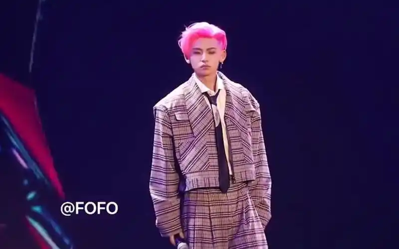 小鬼王琳凯首次个人音乐会演唱新歌《别叫我达芬奇》新发色太抢眼了!