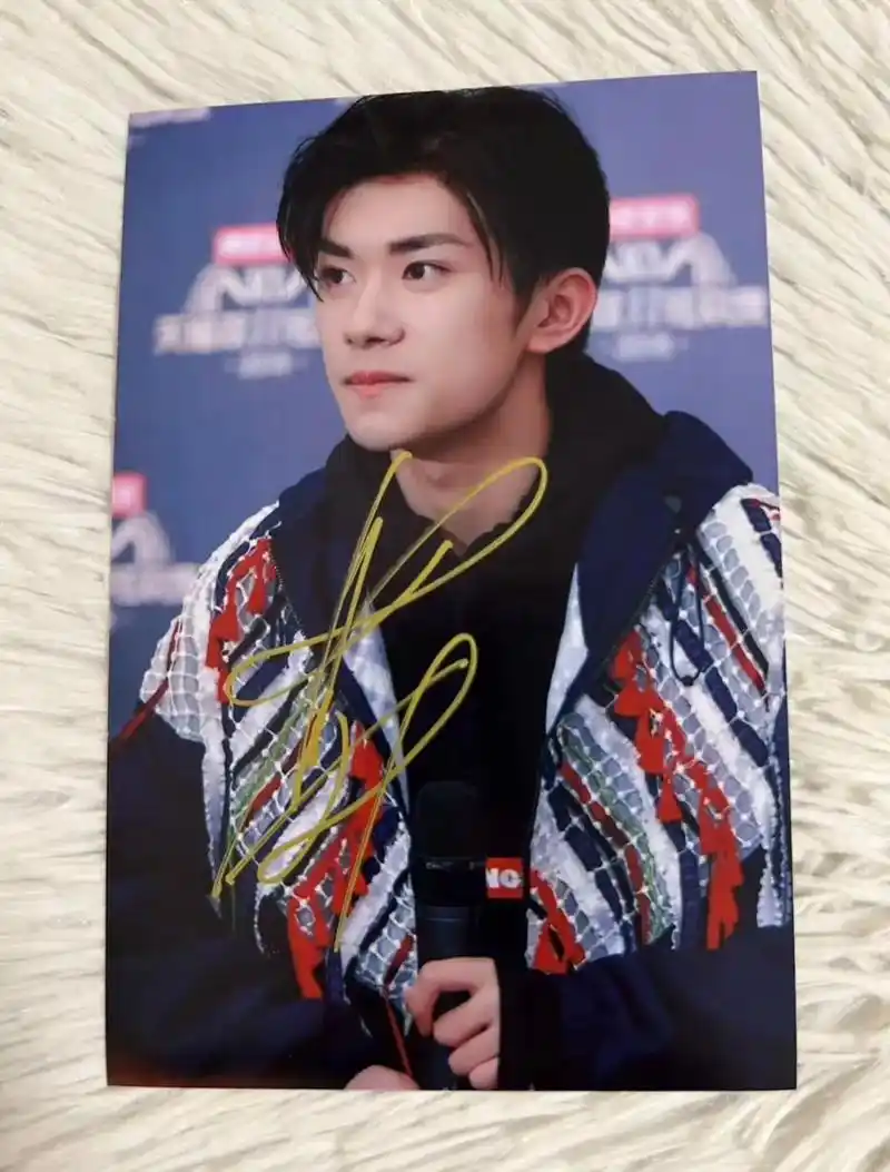 易烊千玺.(家有签名千千万)#易烊千玺 #一心一意易烊千玺  - 抖音