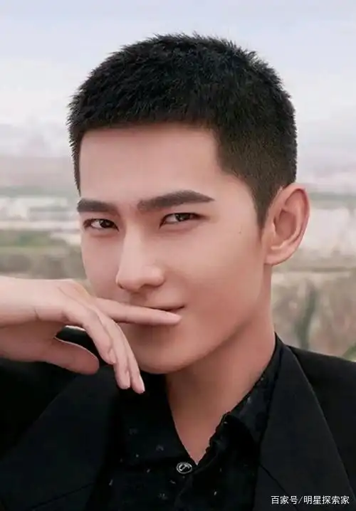 因为主角有入狱经历,杨洋为此还去剃了平头