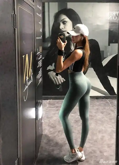 专业健身美女展示超辣s型身段 这身材什么水平