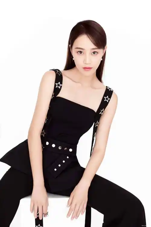 "浣碧"蓝盈莹爆近照,深v大开秀事业线,一字锁骨过于抢镜_妈妈_视频