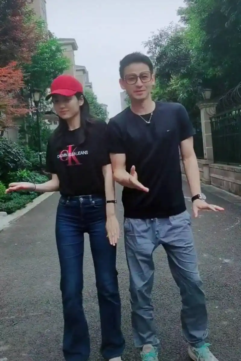 剧中东方岛主剧外时尚潮男吕一老公穿衣休闲清爽40岁仍是型男