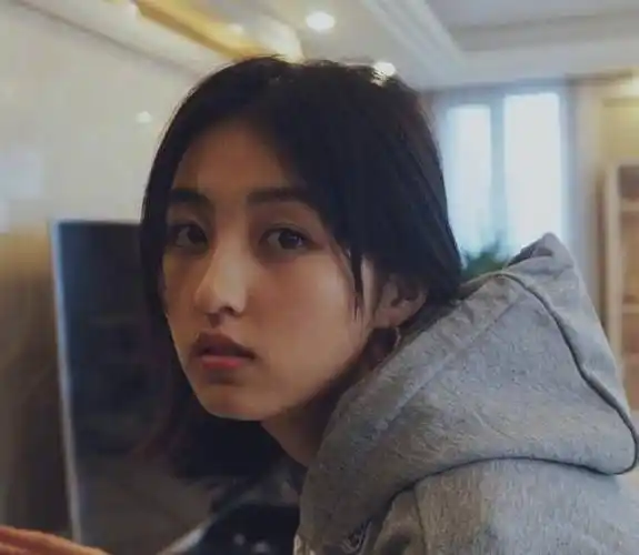 张子枫喜迎18岁生日,当红小生6年前用3字表态,如今已形同陌路_蔡徐坤