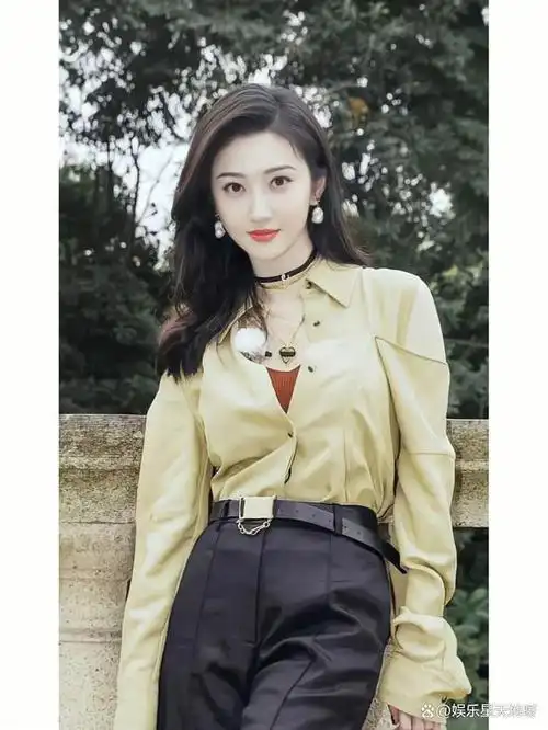 就好奇百度了一下她的个人资料!