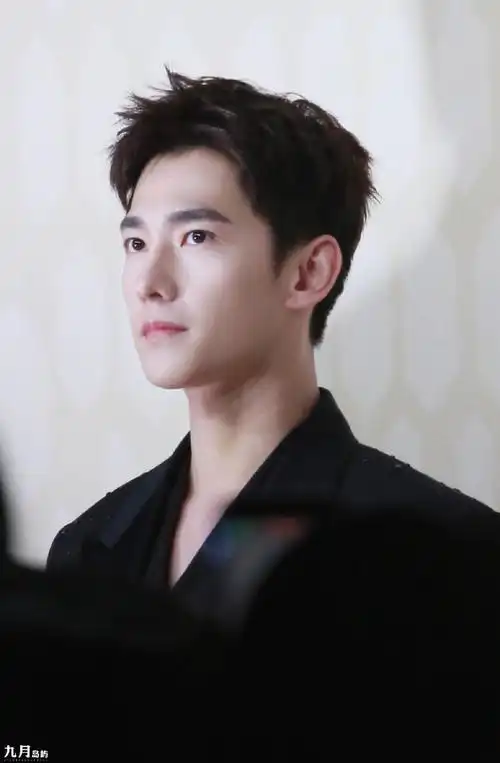 杨洋怼脸侧颜##杨洋西装侧颜怼脸大片