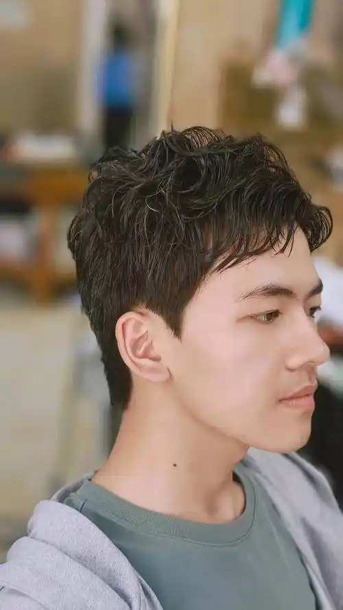 男士发型指南:别乱剪,选择适合你的发型,展现帅气与精神_男性_形象