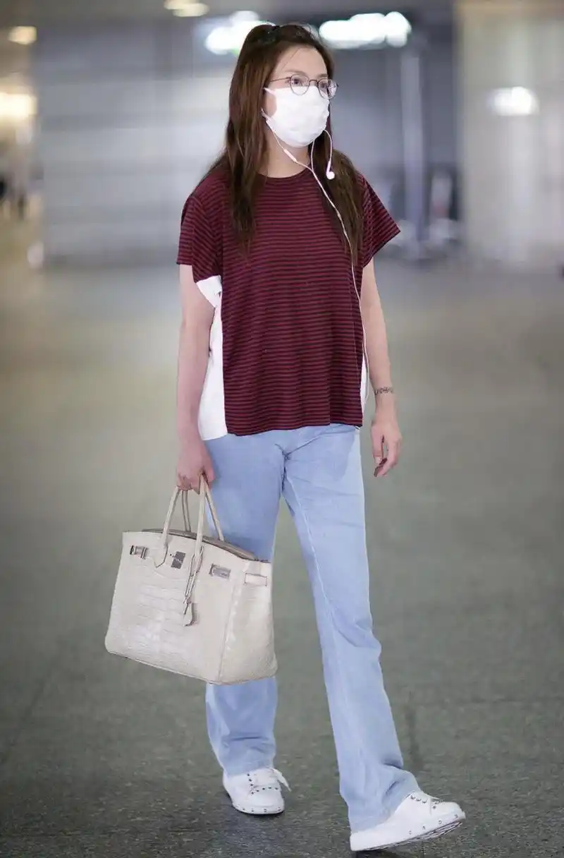 赵薇机场造型翻车!条纹t恤搭配牛仔裤清爽简约,素颜状态太憔悴