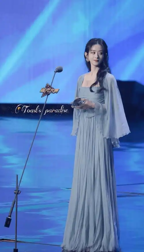 赵丽颖这一袭裙子,美到惊鸿!_气质_蓝色_设计