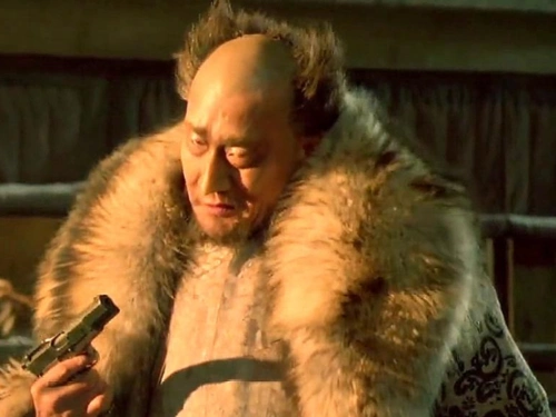 在电影《智取威虎山》中座山雕是手下有数千人的匪首,手下不仅武器