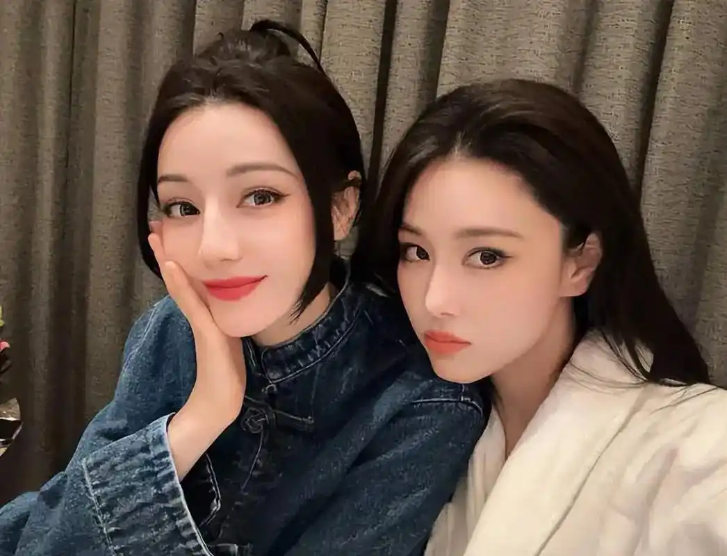 张馨予迪丽热巴友情之旅,揭开明星闺蜜聚会的台前幕后!