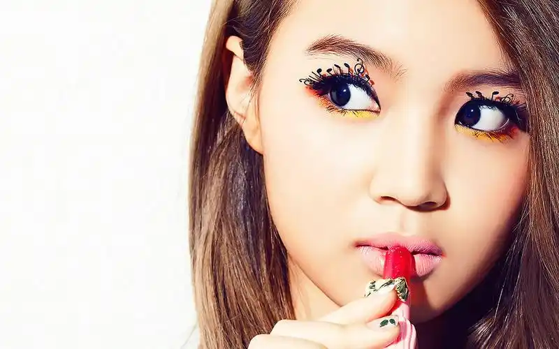 韩国女歌手明星李夏怡