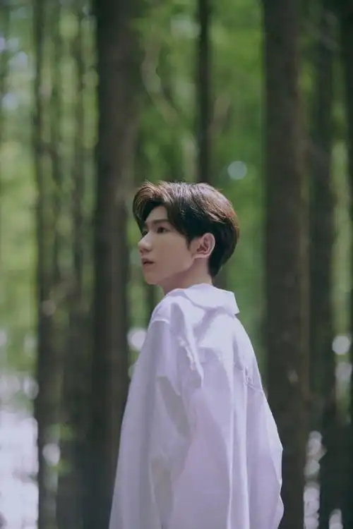 王源新专辑花絮照公开,变身白衬衫清新少年,画风温暖养眼!