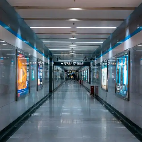 早上八点家附近的地铁地下走廊