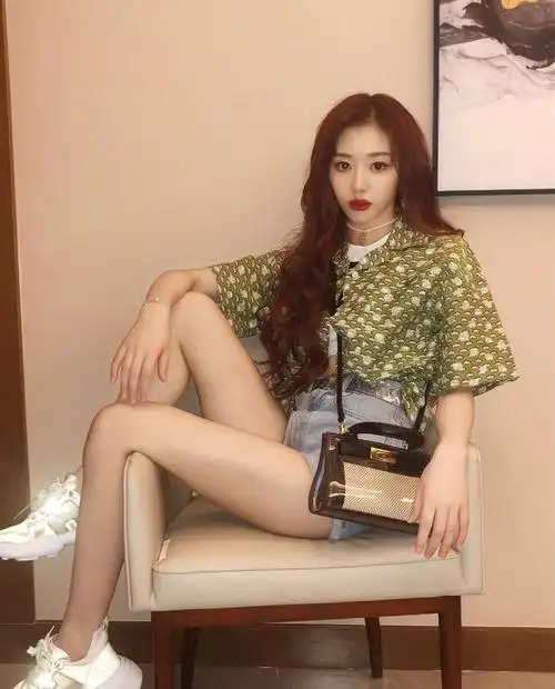 孔雪儿穿超短连体裤踩10厘米的鞋美腿纤细成吸睛点