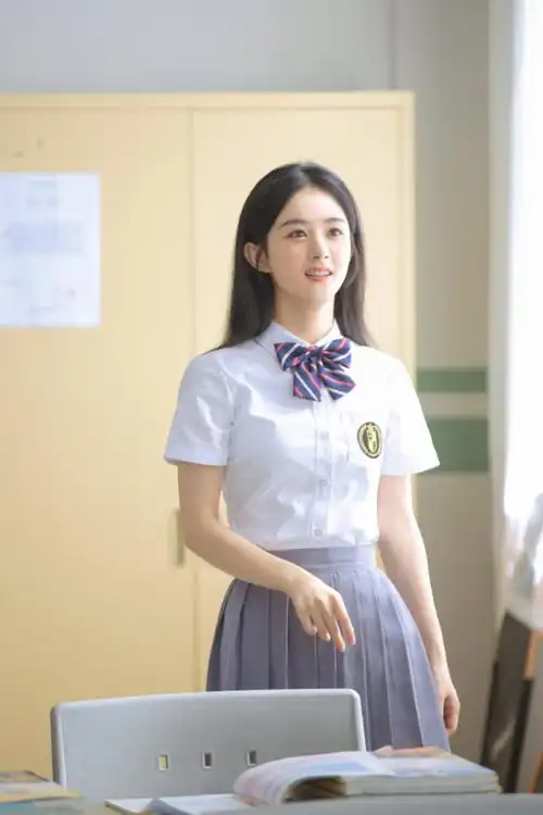 赵丽颖校服写真曝光33岁扮学生妹不违和秀发披肩青春感十足