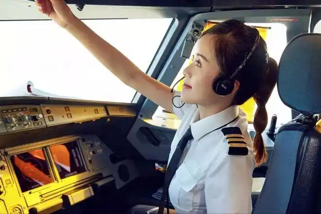 中国首位女机长伍倩玉17岁开飞机26岁当机长巾帼不让须眉