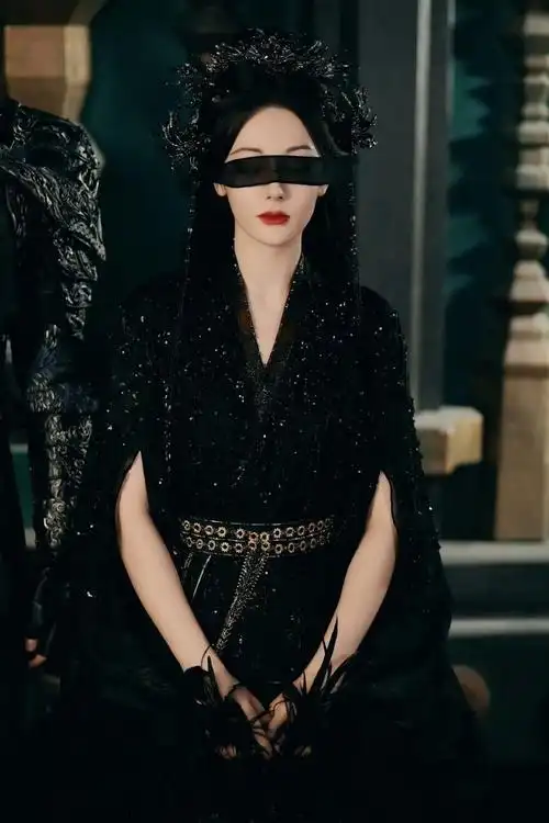 迪丽热巴新剧慕胥辞演万灵之主,黑金古装好有质感