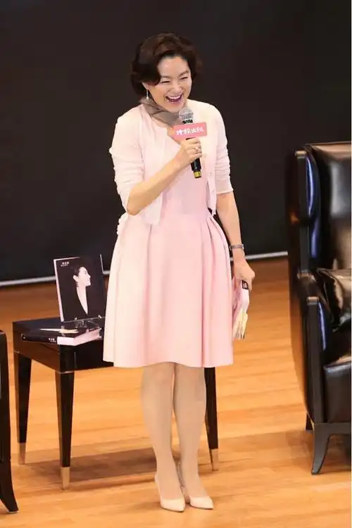 67岁的林青霞还能扮少女穿粉色裙子丝毫不显老身材丰腴更美了
