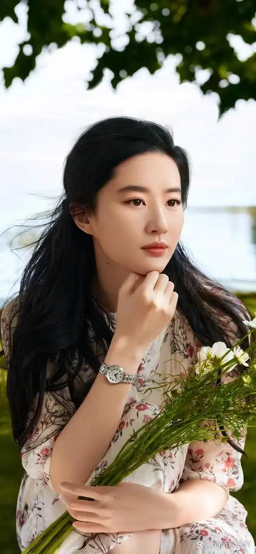 国民初恋:刘亦菲的东方之美 刘亦菲,出生于中国桂林,素有"国民初恋"之