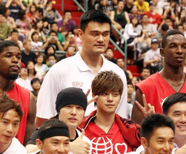 周杰伦罕见与姚明同框!一句话暴露周董太有"自知之明"