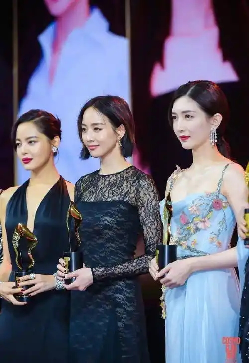 原创杨幂唐嫣0交流倪妮刘诗诗互亲69位女明星同场比美谁赢了